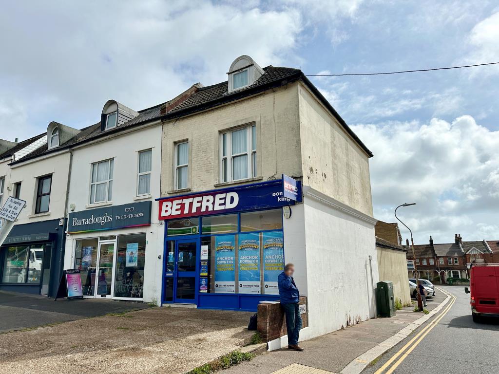 Lot: 76 - MIXED COMMERCIAL AND RESIDENTIAL PROPERTY FOR INVESTMENT WITH PLANNING TO EXTEND AND ADD RESIDENTIAL UNITS - Front of property